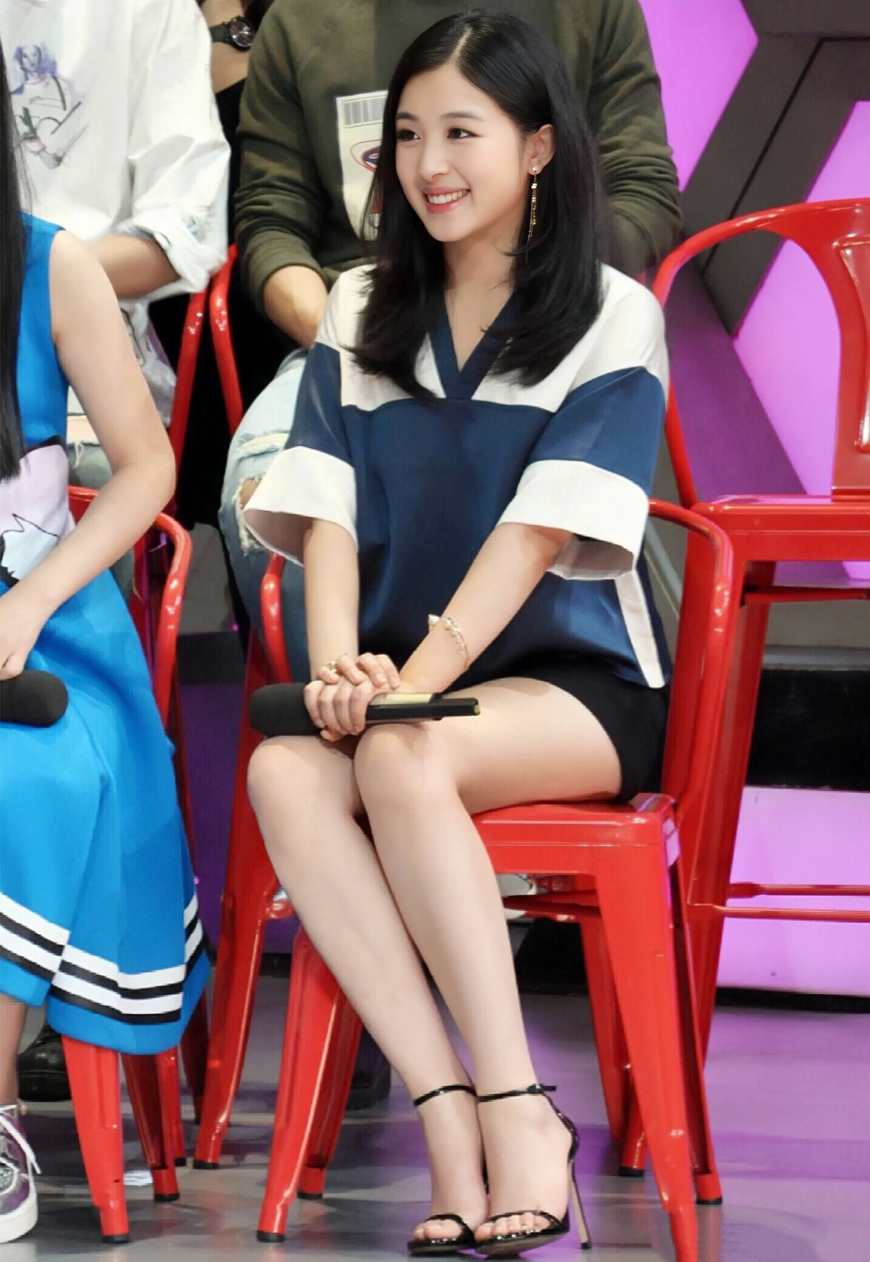 张含韵长大了，一双玉足彰显成熟女人味