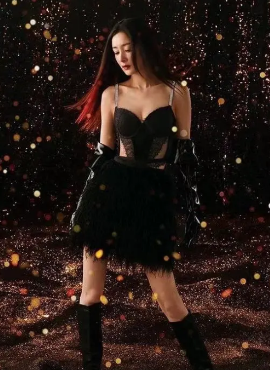 杨幂：优雅与性感并存，网友：能不让人喜欢吗？