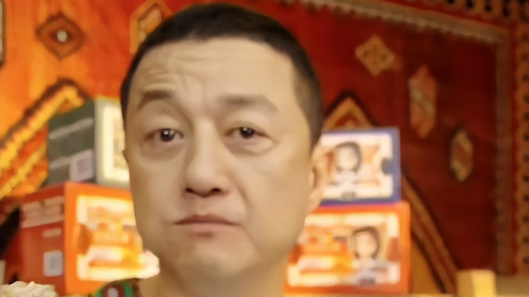 李亚鹏直播带货亏千万，118元切糕卖成39.9，急到满头大汗眼泛红