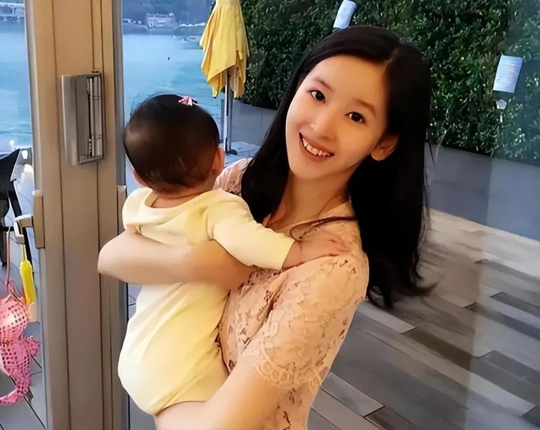 章泽天带双胞胎儿子出游，网友猜测龙凤胎长相，现场照片曝光！