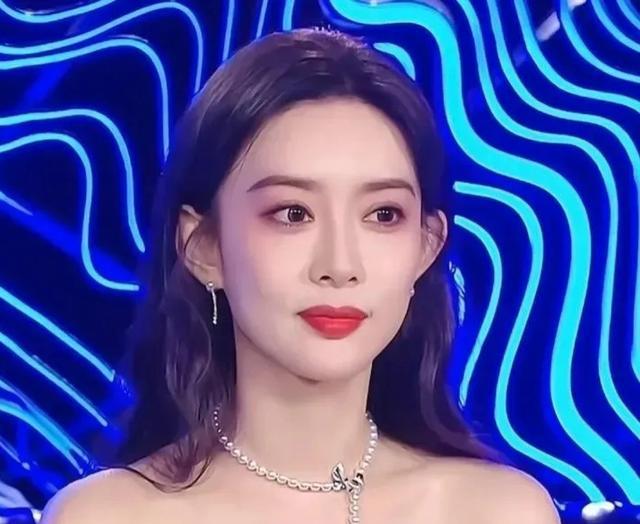 |孟子义在跨年晚会上与周华健合唱歌曲《让我欢喜让我忧》跑调了