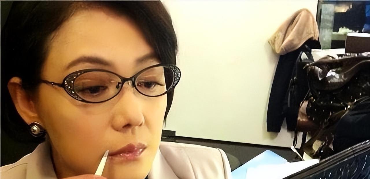 拍戏26年劳累过度身亡，过亿资产被4个弟妹榨干，自愿捐器官救了8人