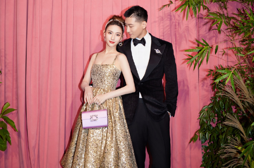 窦骁何超莲最新合体，两人大合照分开，晚宴不坐一块，真的婚变了？