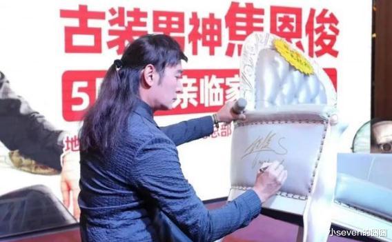 焦恩俊|55岁焦恩俊走穴赚钱,头戴假发被调侃,曾为女儿抚养权净身出户