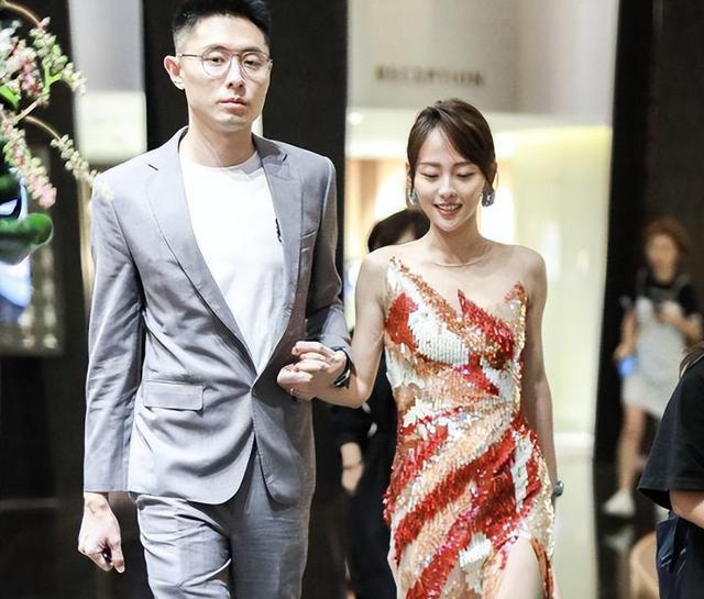 张嘉倪|张嘉倪懒理与买超婚变风波,穿挂脖裙烫羊毛卷,细节暴露婚姻状态