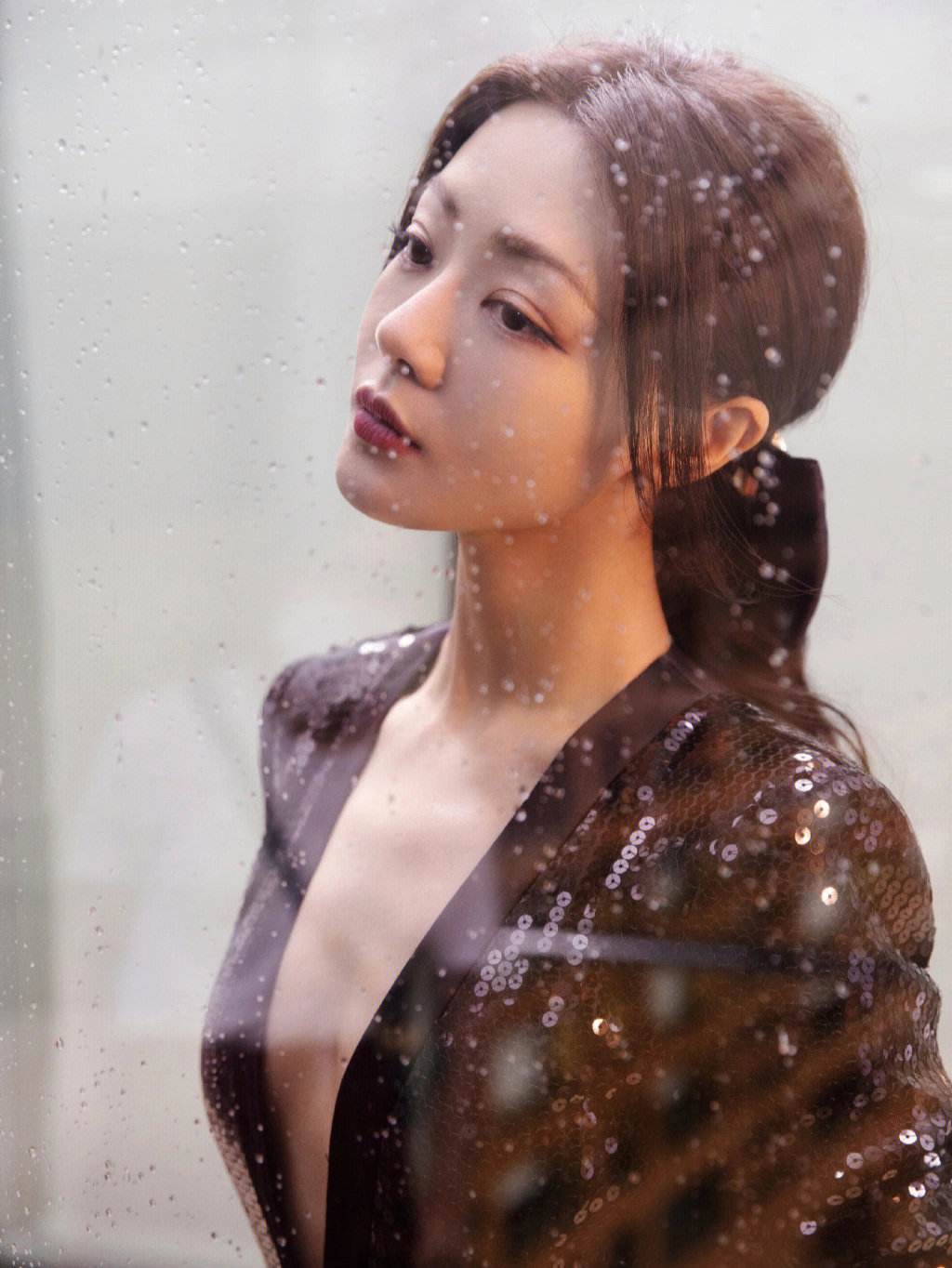 40岁邓家佳现身海南度假！穿黄色吊带裙休闲舒适，独自生活无牵挂