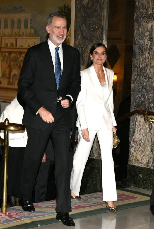 西班牙王后隔空撞衫大女儿！穿纯白色西服长发飘飘，和公主一样美