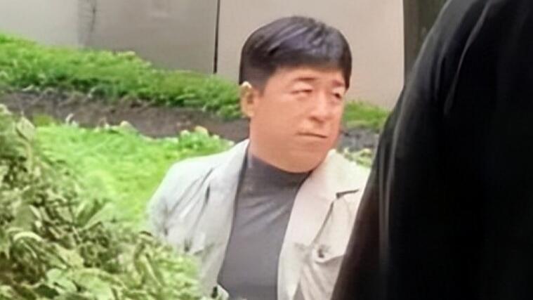 |管虎双喜临门！28岁丁昱彤罕见现身，冒雨为事故剧组祈福！