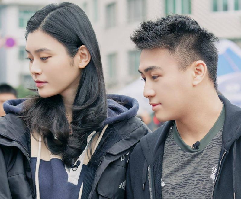 奚梦瑶穿藏服与老公合影,何猷君身材五五分,被调侃像当地导演