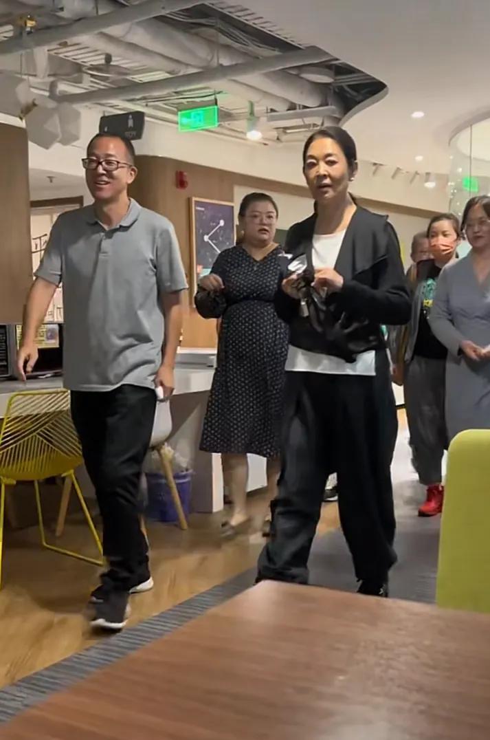 看路人拍倪萍，减肥没变漂亮反而更像老太婆了