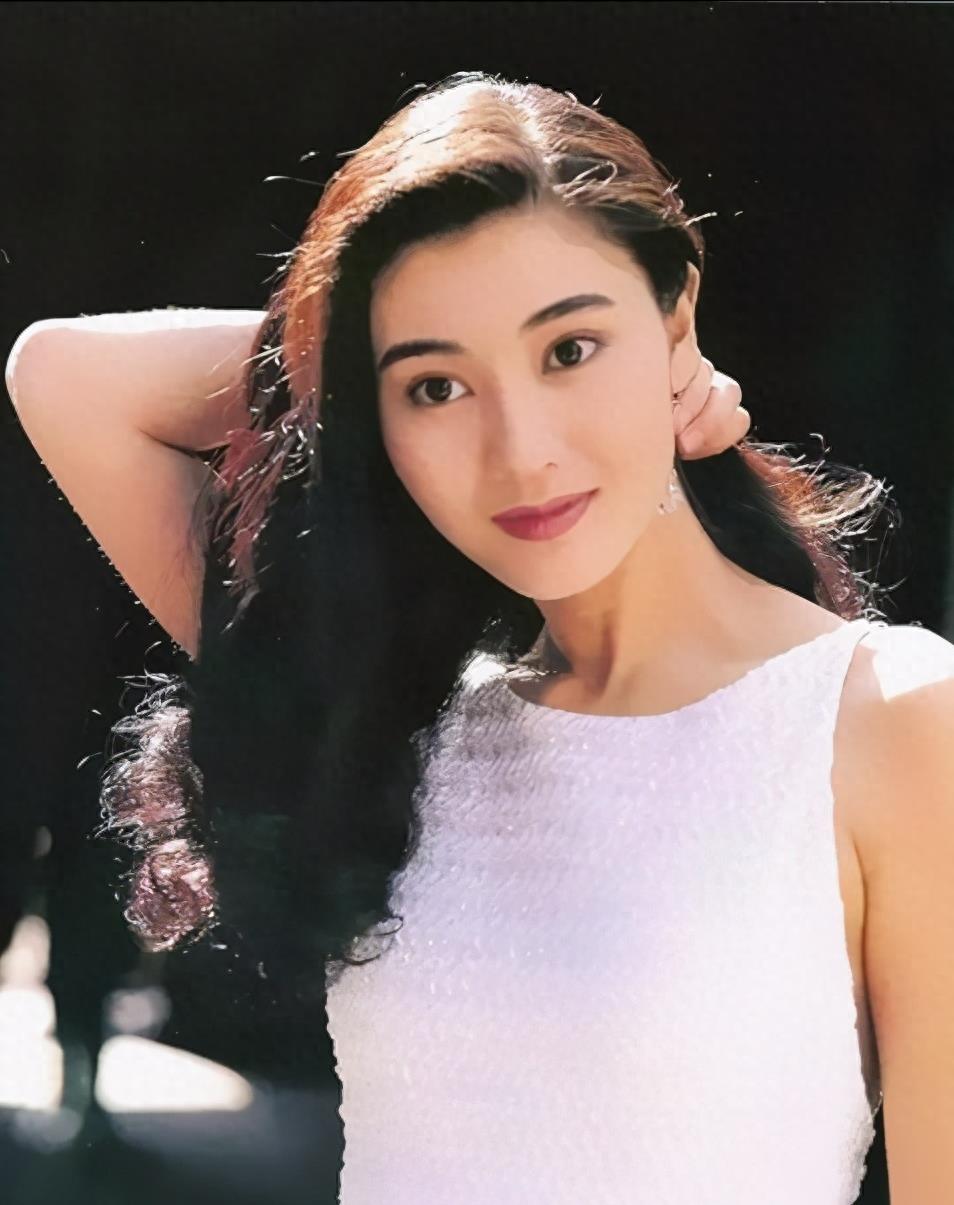 她嫁入豪门与父母反目，生2子1女后被扫地出门，丈夫新欢小她34岁