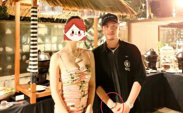 鹿晗|潘玮柏夫妇首次合体参加何超莲婚礼,宣云晒请柬,酒店自拍秀身材