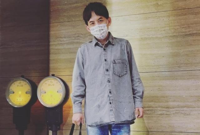 黄子佼坐担架就医画面曝光,头歪斜整个人没意识,路人好奇观望