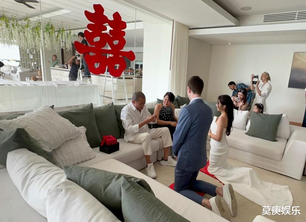 梁家辉小女儿出嫁,外国老公高大威猛超1米9,跪梁家辉面前很谦卑