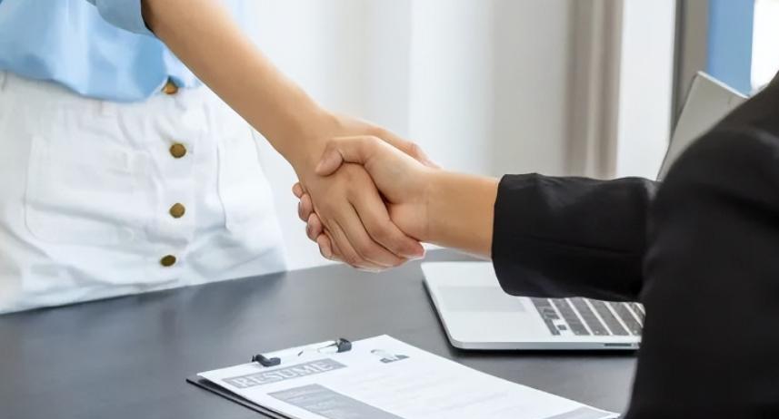 美院|为啥大量失业不是发生在三年疫情，而集中爆发在2023年？有何说法