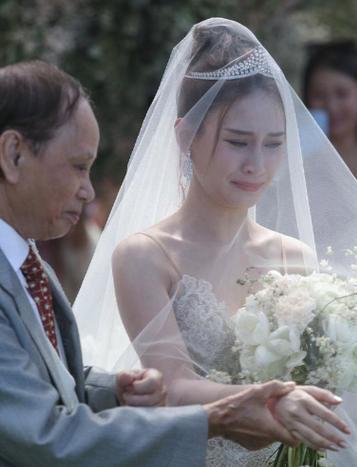 何超盈|赌王奉上14亿嫁妆，是为何超盈的叛逆买单？何超莲却给足窦骁面子