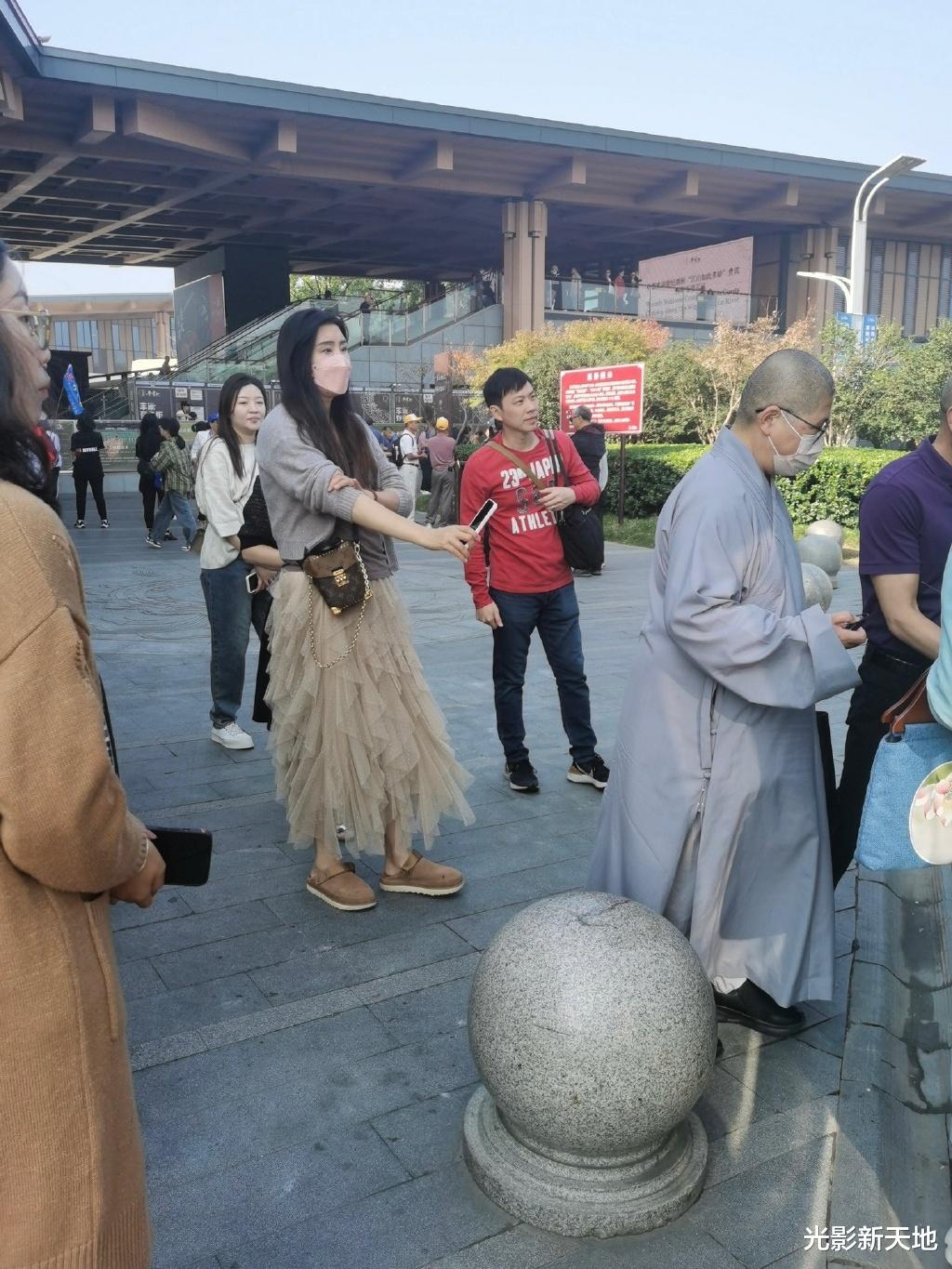 王祖贤近照曝光，双眼变形、拉皮痕迹明显，女神容颜不再