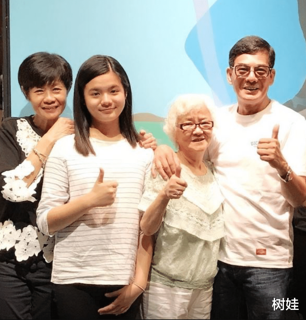 TVB绿叶直播20岁女儿罕露脸,父女相拥出镜,女儿长相甜美像阿Sa