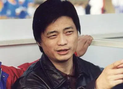 60岁崔永元露面，眼袋突出双眼迷离，家中拥挤落魄，书画挂冰箱上