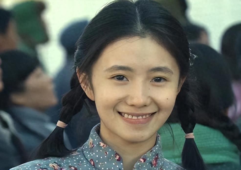 惨遭央媒怒批,目不识丁、德不配位,这几位文盲明星凭什么能走红?