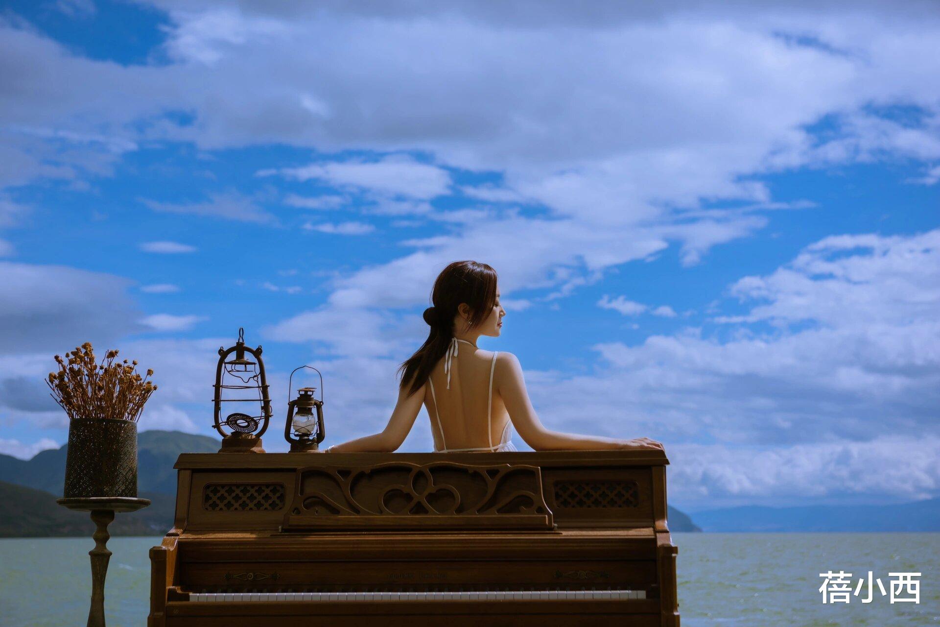 被“玖月奇迹王小玮”惊艳！穿露背连衣裙在海边拍写真，气质高贵