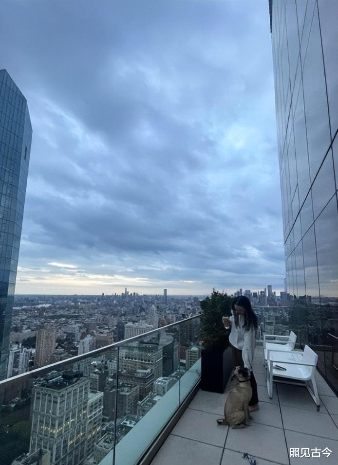 “虎妈”邓文迪:身价400亿也为俩女儿铺路,大女儿男友背景强大