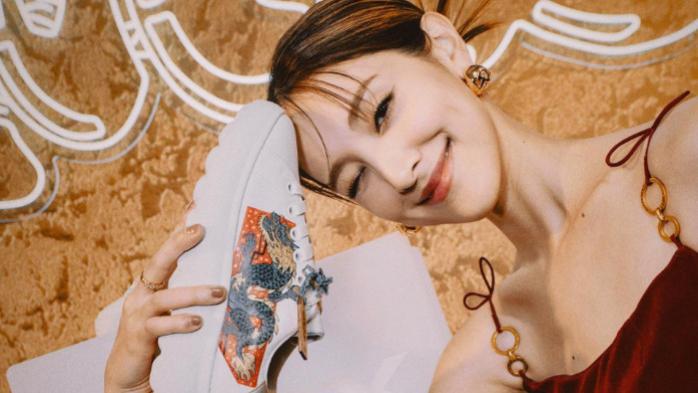 陈凯琳火红裙侧面全开窿，郑嘉颖疑惑：怎么这么性感？