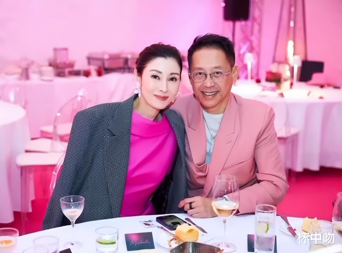 芒果台|郭晶晶参加顶级名媛聚会,大合照站后排!李嘉欣稳坐C位显地位