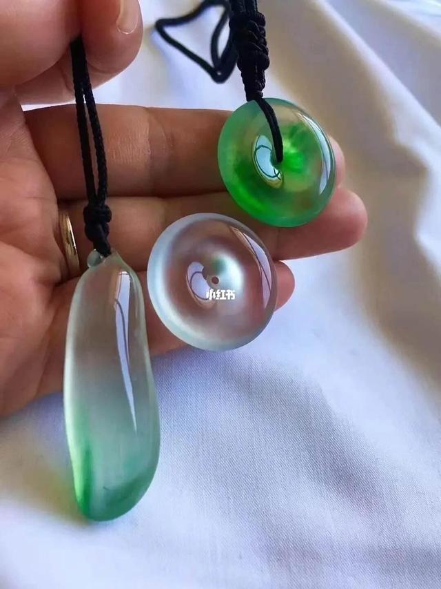 翡翠的魅力:晶莹剔透,富贵之石