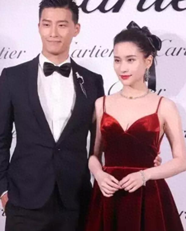 窦骁何超莲婚变再升级?赌王三太收回豪宅,窦骁全程冷脸用绿吸管