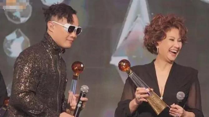 |70岁甄妮掀起轩然大波！痛骂好声音，点名谢霆锋王菲那英是资本商