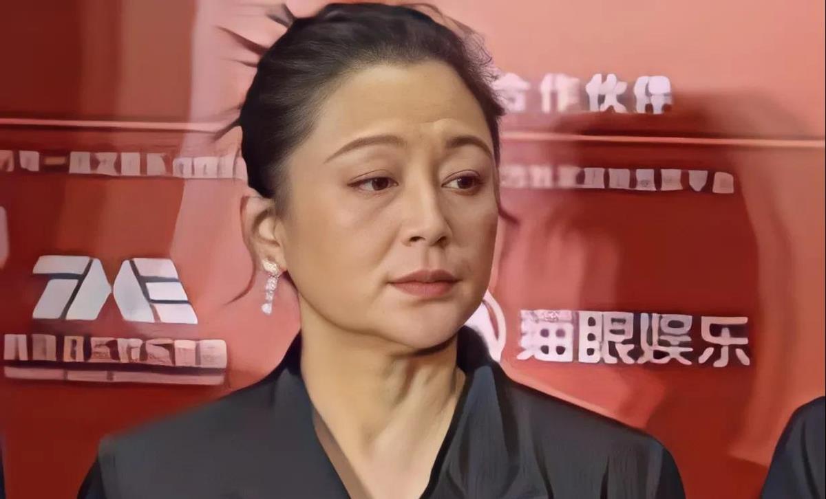 婚后27年，陈红所有的“遮羞布”被亲儿子撕下！网友：太不要脸！