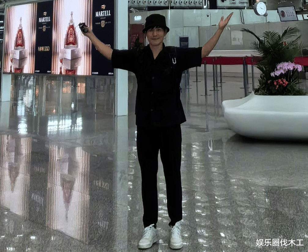 严宽一家三口被偶遇，身材发福小腹微凸，5岁女儿娇俏可爱