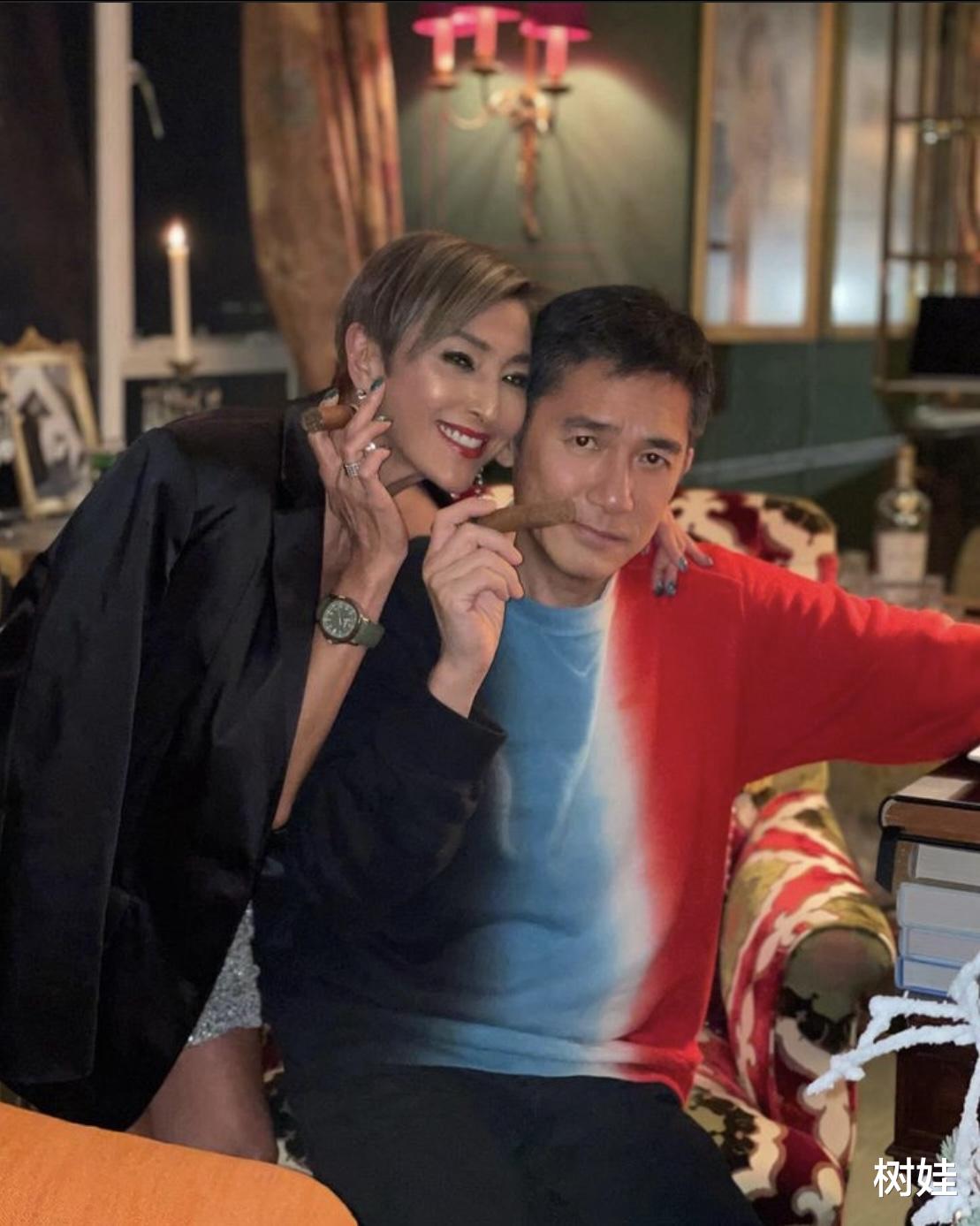刘嘉玲在香港豪宅跨年，闺蜜晒与梁朝伟合照，两人贴脸比心抽雪茄