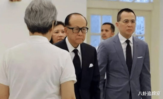 |94岁李嘉诚骑专车游灵隐寺,头发黝黑状态好,女保镖年薪被扒10亿