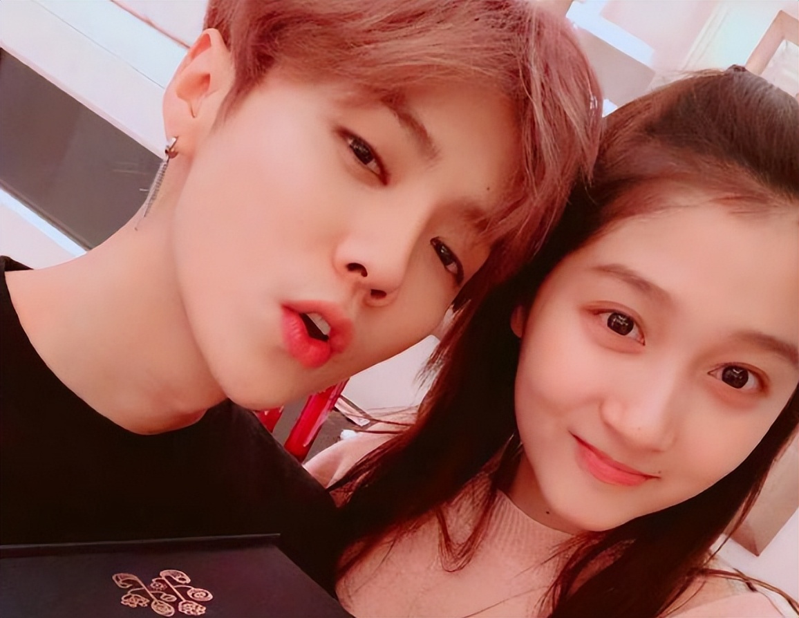 关晓彤穿高定走红毯,美腿吸睛腰部到魏晨胸口,无视对方搀扶被喷