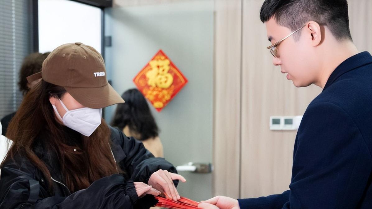 年终奖|“真是太没底线了”，领导拿下属年终奖送人情，员工却敢怒不敢言