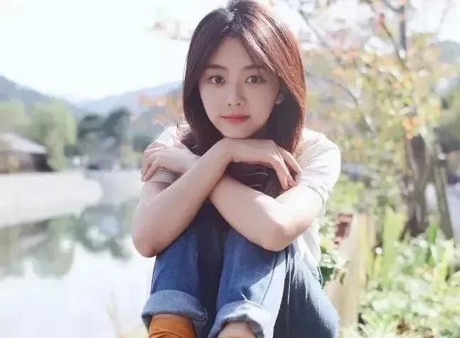 穿衣搭配 演“姐弟恋”不油腻的7位女星，个个浑然天成