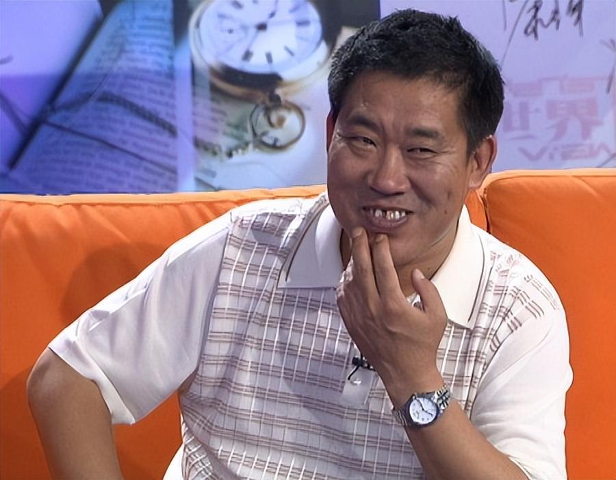 演艺圈|演艺圈这4位又丑又矮的男演员,凭啥还能娶得美娇娘