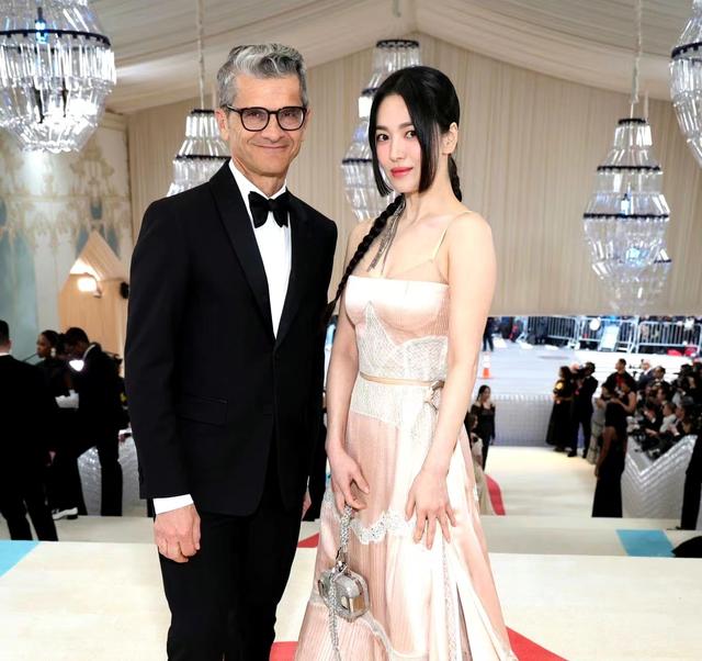 蔬菜 宋慧乔Met Gala造型好美啊，公主切编发配粉色长裙，优雅显个性！