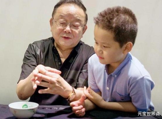 王刚现状:75岁还没退休,外孙和儿子同上高中,妻子风韵犹存