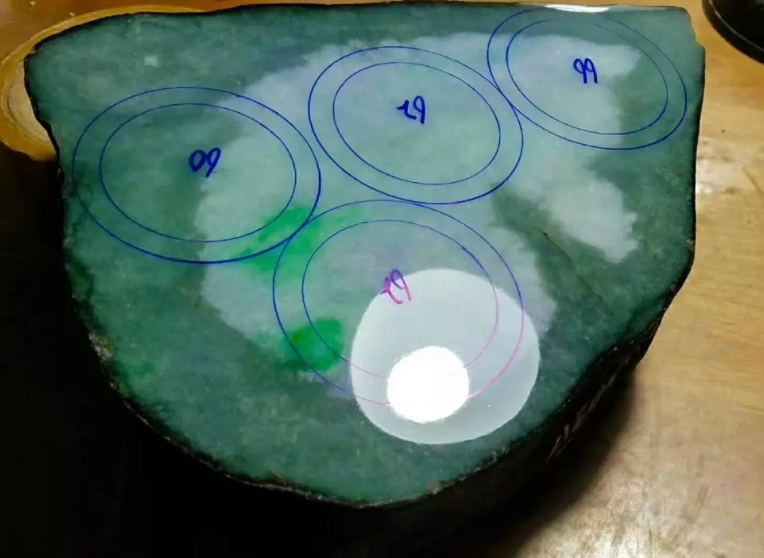 一块皮壳无大裂的翡翠原石,取出30多条带色手镯!