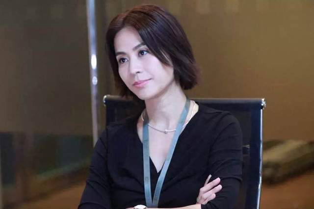旺夫视后,拒绝豪门至今未婚,如今53岁素颜自然自信,女人味十足