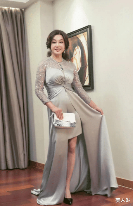 刘晓庆|70岁刘晓庆虽是奶奶的年纪,可穿裹胸裙身材曼妙似小姑娘