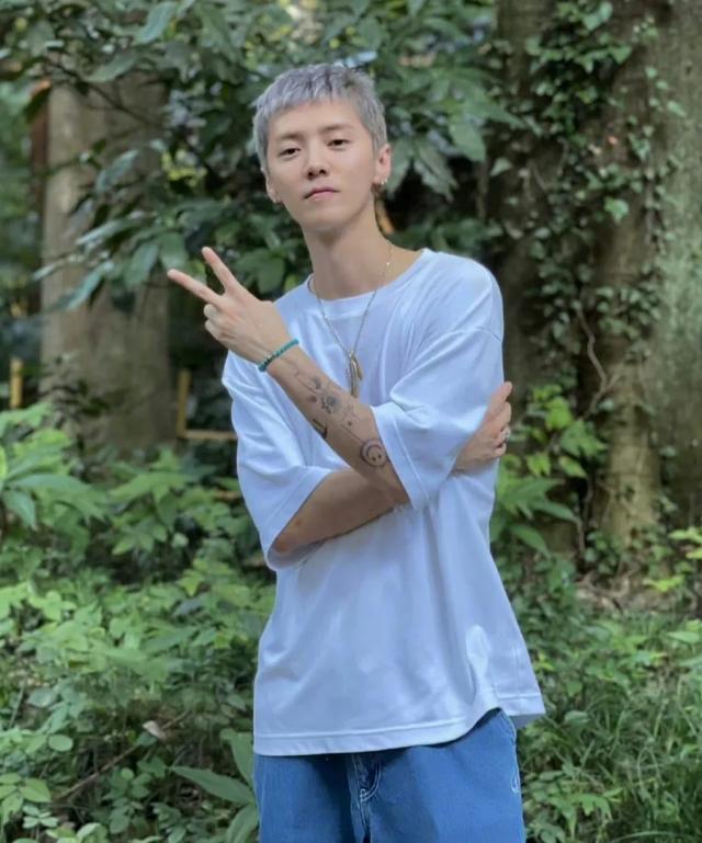 鹿晗日本被偶遇!留寸头、纹花臂变精神小伙,关晓彤纤细美腿抢镜