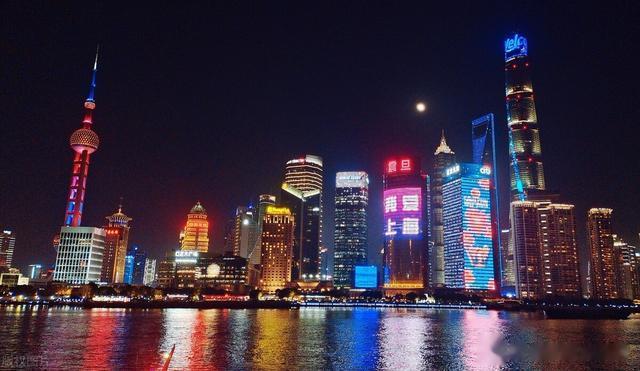温泉|上海外滩，夜景迷人，恢复疫情前的活力