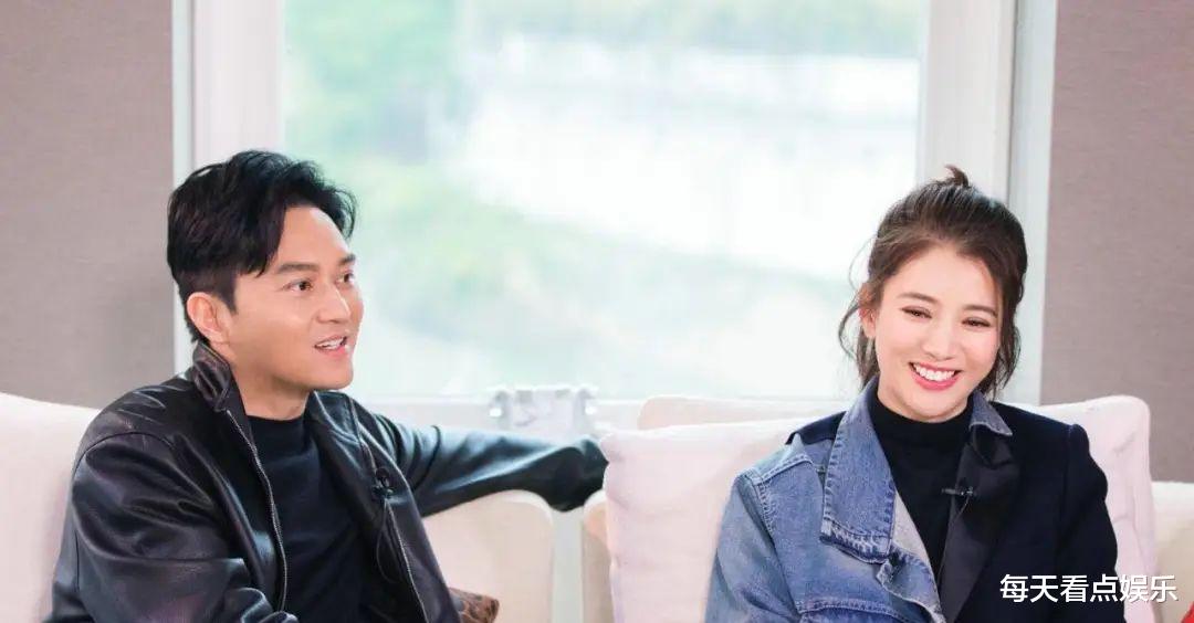 张智霖陪儿子美国度假!身高惊人超1米8,女友疑陪同,大长腿吸睛