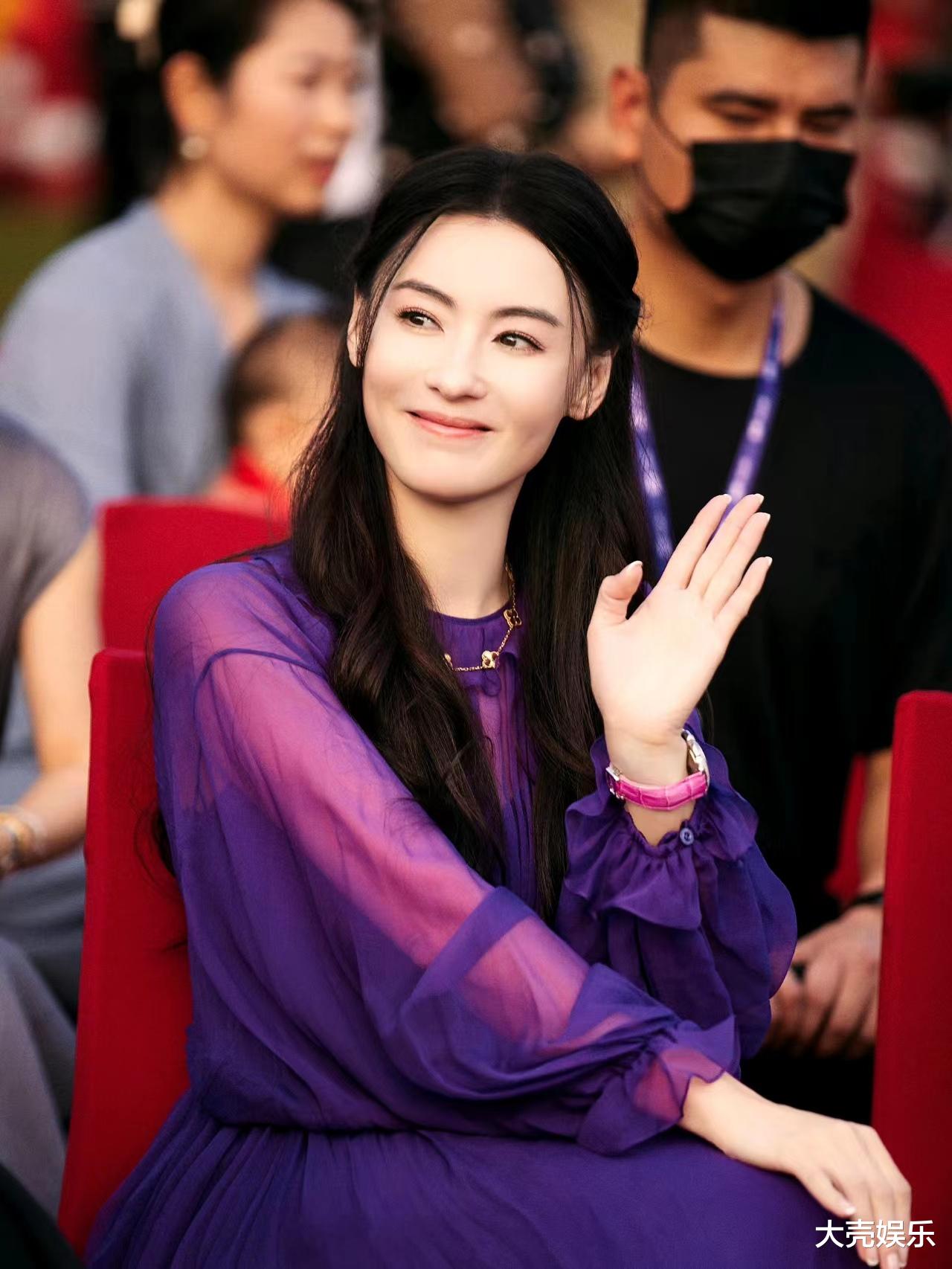 中超|张柏芝发布招聘信息，职位包含经纪人和造型师，学历需要本科以上