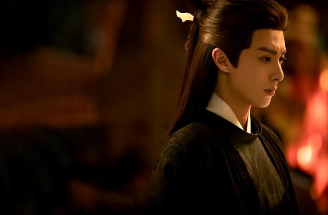 王鹤棣曝疑似养嫂子事件，直播时打电话忘关麦，亲切称呼对方宝贝