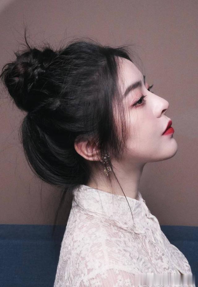 发型 女人别再披头散发了，今夏这3种“扎发”火了，时尚减龄显脸小